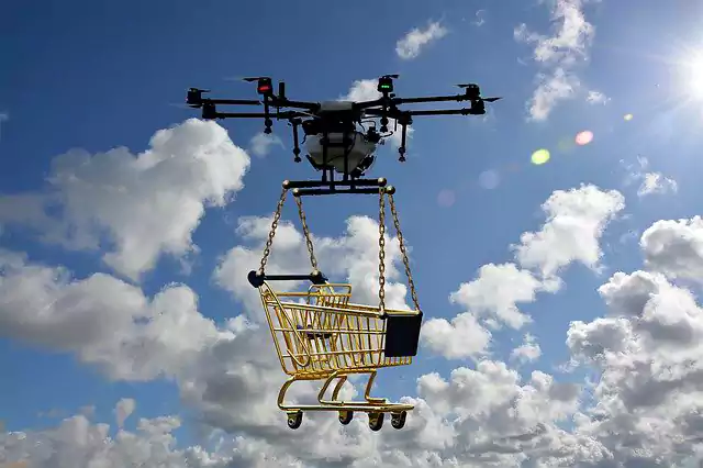 dron z zakupami